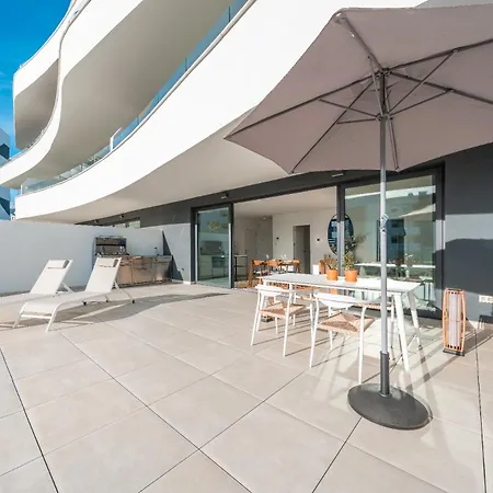 The Poolside Garden, Terrace With Garden And Pool Views, Higueron West, アパート